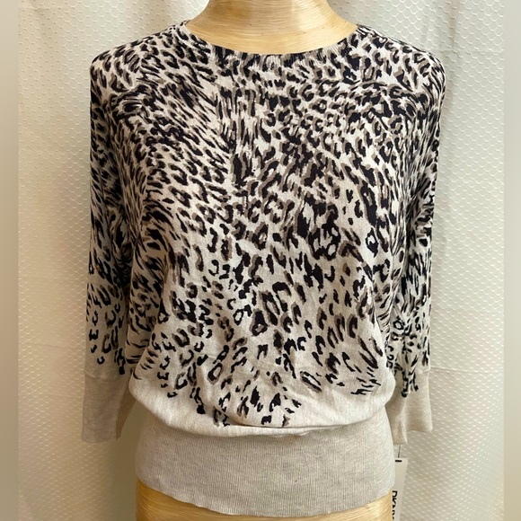 DKNYC Tops - DKNYC animal print sweater top. Light grey background size XL